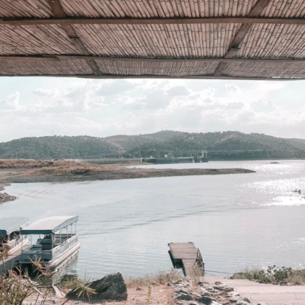 O maior lago artificial da Europa e a ilha da Reconciliação