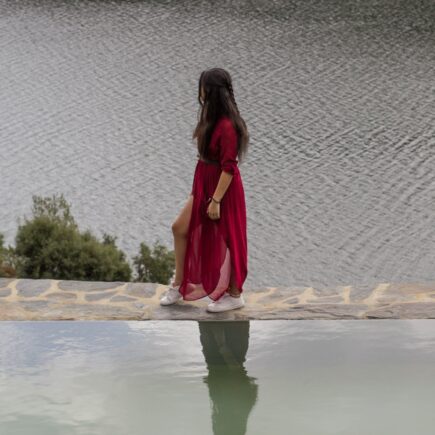 Como combinar ténis com vestidos durante as viagens 91 Como combinar ténis com vestidos