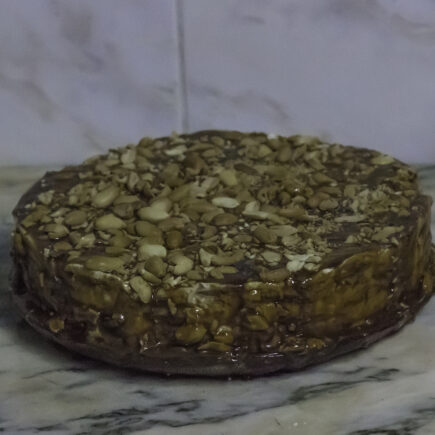 Bolo de Bolacha com cobertura de caramelo e amendoim