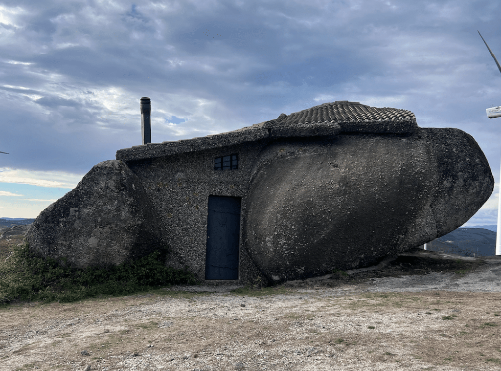 Casa do Penedo